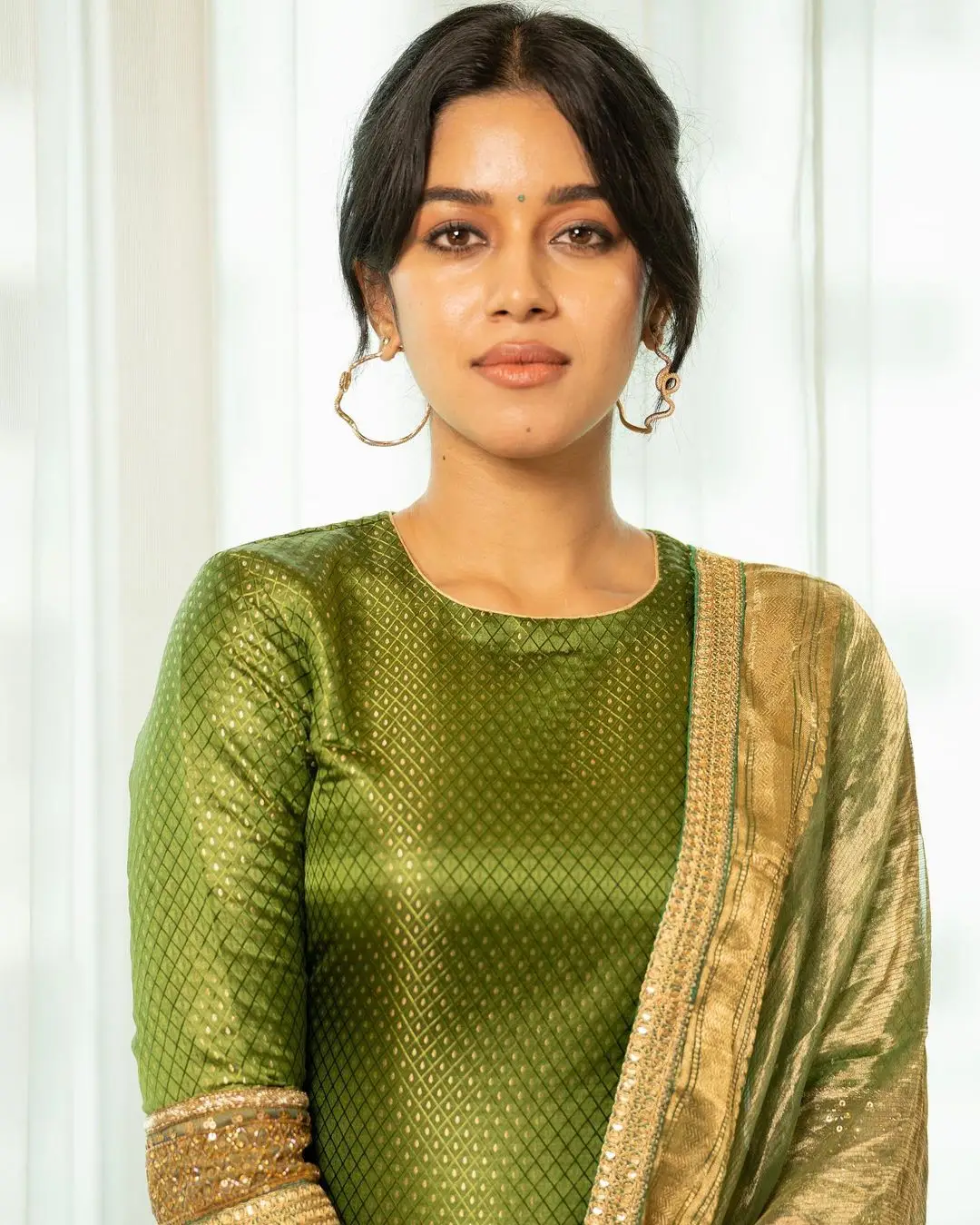 INDIAN ACTRESS MIRNALINI RAVI IMAGES IN GREEN DRESS 3